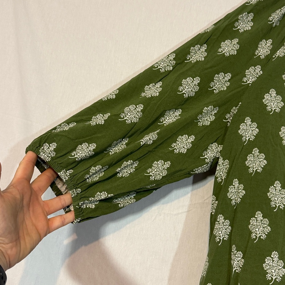 Crown & Ivy Green Floral Women's Top - Picture 2 of 7